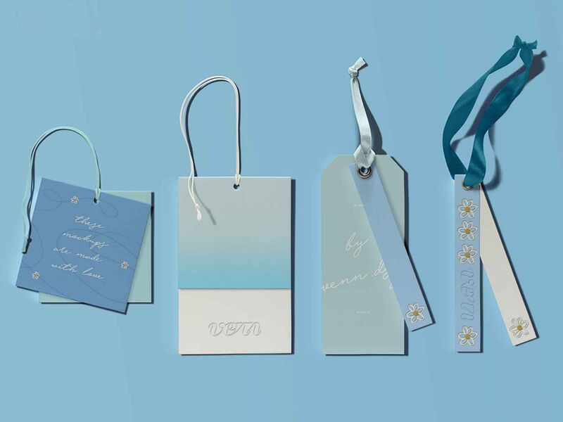 Tag quần áo thường được làm bằng giấy, vải hoặc nhựa