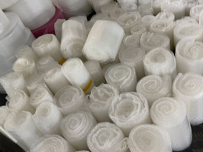 Bọc bong bóng là một loại vật liệu đóng gói trong suốt dùng để đóng gói sản phẩm và bảo vệ các sản phẩm dễ vỡ
