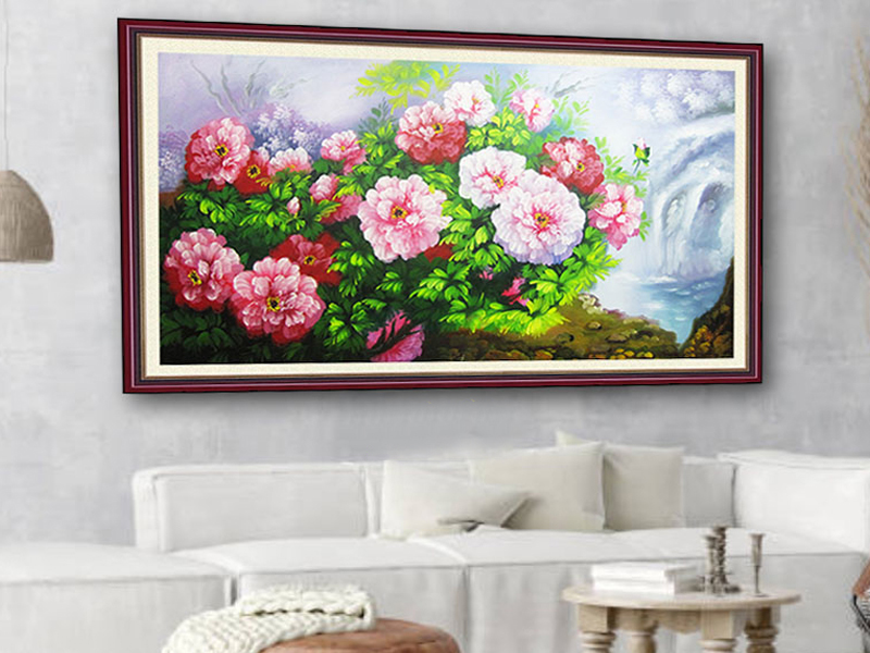 Bức tranh vẽ những bông mẫu đơn lớn, đầy màu sắc, những cánh hoa ngập ngừng xòe nụ