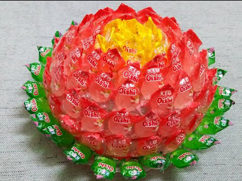 Làm hoa sen từ kẹo Oishi tăng tính thẩm mỹ cho không gian thêm phần rực rỡ