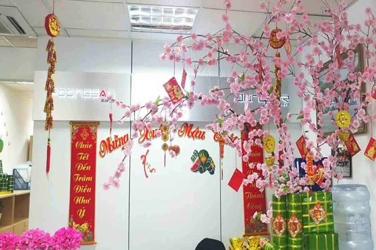 Sử dụng các phụ kiện may mắn để trang trí Tết cho văn phòng