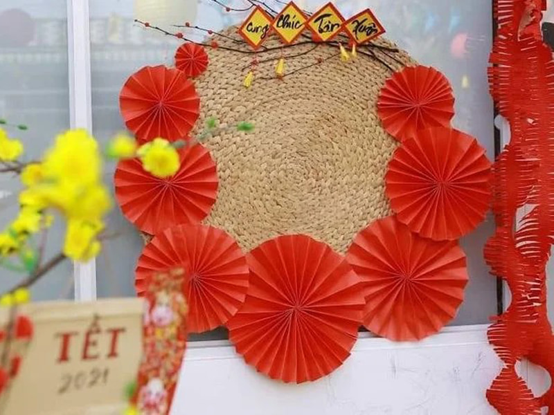 Tự làm đồ trang trí cho ngày Tết góp phần tăng thêm không khí xuân tươi mới