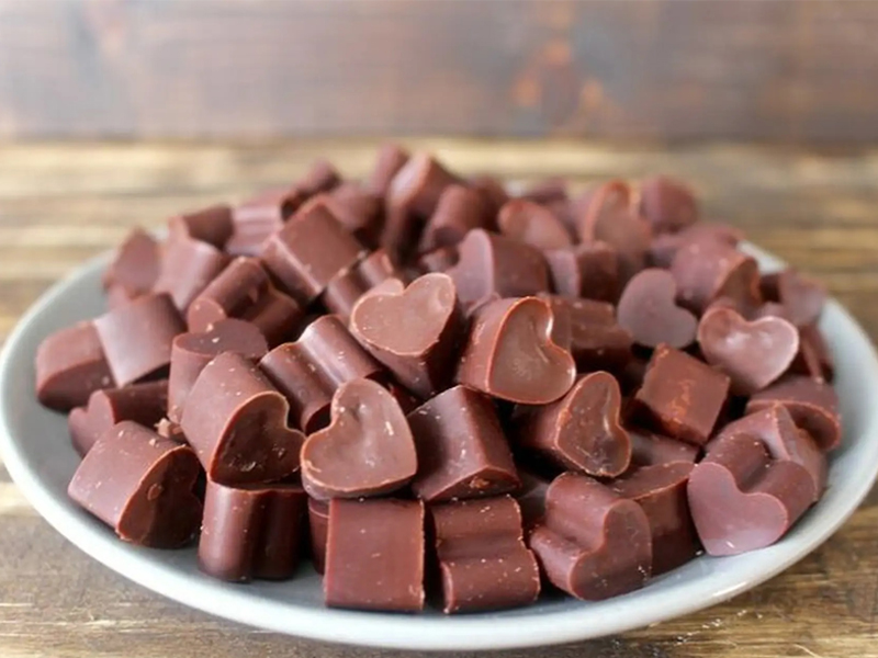 Làm sô cô la Valentine tại nhà cực kỳ đơn giản với những bước sau và chỉ cần một số nguyên liệu dễ tìm