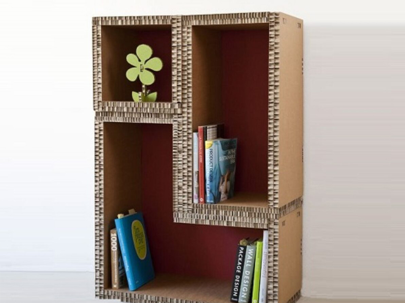 Đính kèm sticker hoặc giấy màu khi làm kệ sách bằng giấy carton