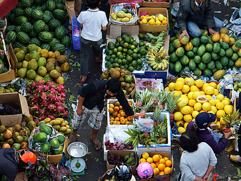 So với siêu thị, các mặt hàng bày bán tại chợ nông sản thiếu minh bạch trong công khai nguồn gốc sản phẩm