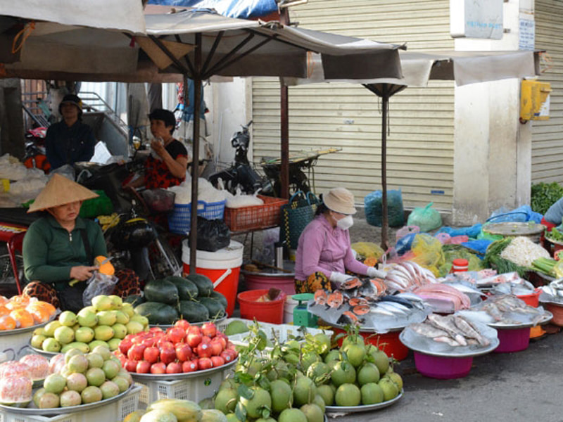 Tình trạng bày bán hàng hóa ngoài trời, ngoài đường vẫn còn phổ biến tại các chợ nông sản