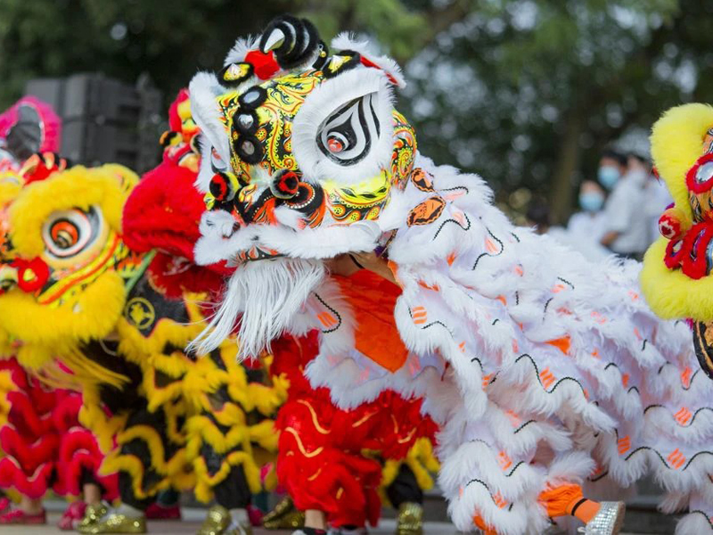 Âm thanh múa lân ngày Trung thu này tạo nên một bầu không khí náo nhiệt, thu hút sự chú ý của các em nhỏ