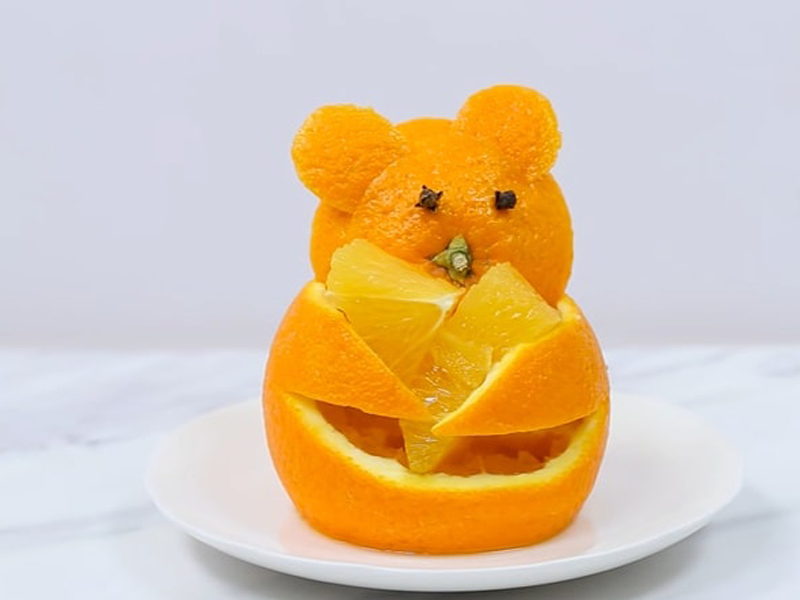 Chú gấu cam còn mang lại không khí vui tươi và nhộn nhịp cho các em nhỏ trong dịp Tết thiếu nhi