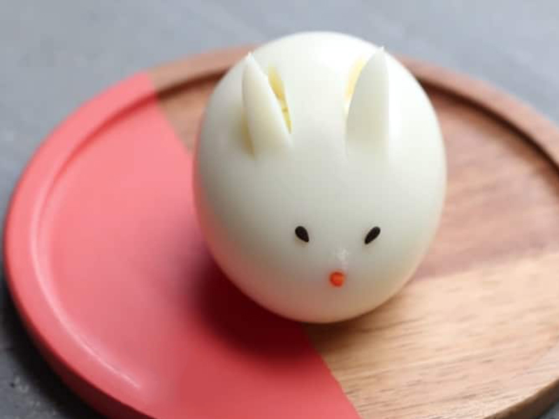 Hình ảnh chú thỏ ngọc đáng yêu làm từ trứng, khiến mâm cỗ cúng rằm tháng Tám thêm sinh động