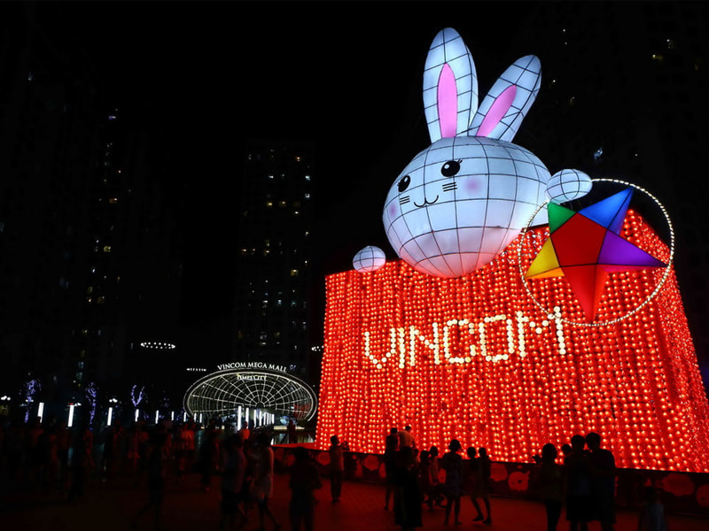 Khu vực quảng trường của Times City trong mùa Trung thu được trang trí với những mô hình đèn lồng khổng lồ