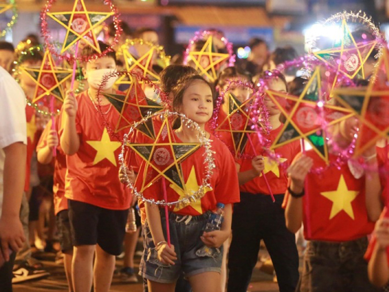 Lễ hội rước đèn Trung thu là dịp để trẻ em và người lớn dạo chơi, hòa mình vào không khí lễ hội tưng bừng