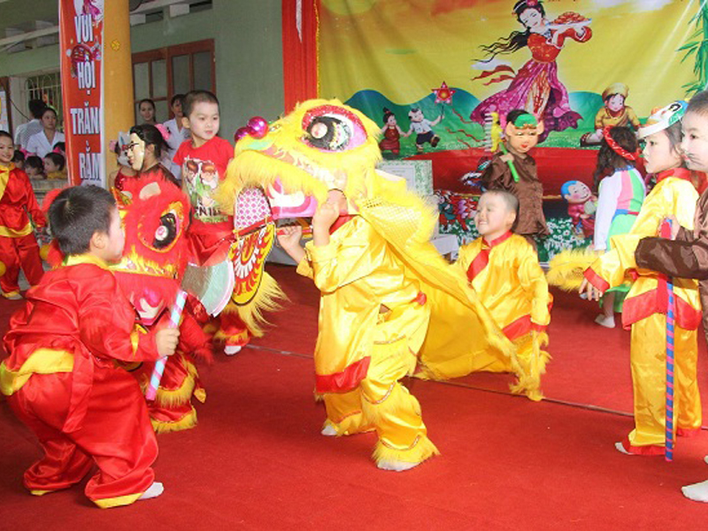 Múa lân ngày tết Trung thu cho phép trẻ em tham gia trực tiếp vào quá trình biểu diễn, tạo nên một trải nghiệm đặc biệt