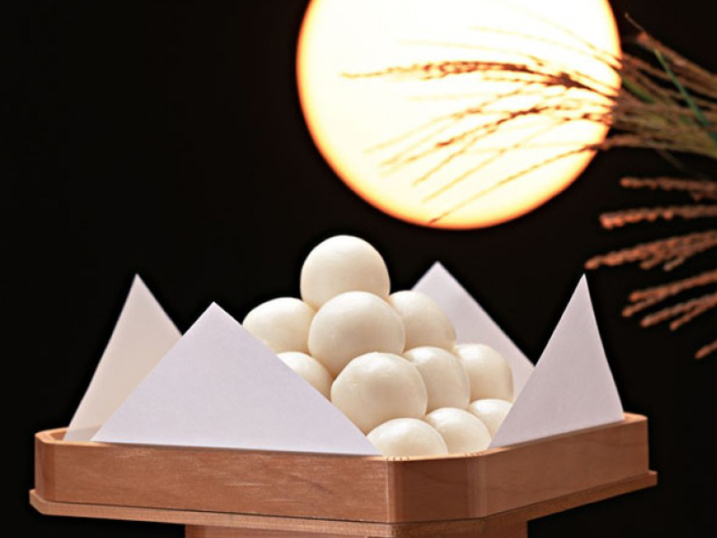 Người Nhật thường trang trí nhà cửa với cỏ lau và ăn bánh dango vào dịp phá cỗ Trung thu