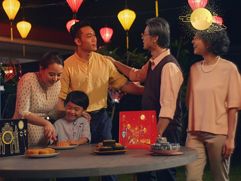 Phá cỗ tết Trung thu là dịp để các thành viên trong gia đình quây quần bên nhau, thắt chặt tình cảm
