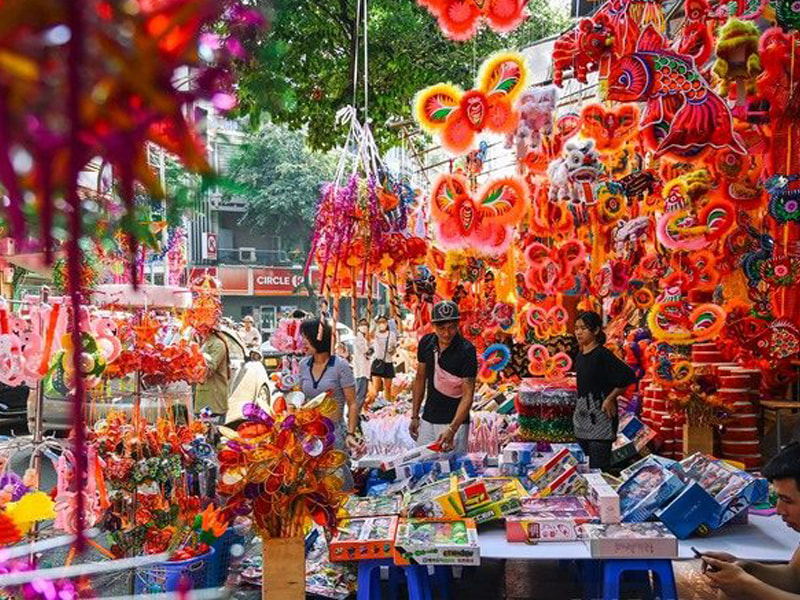 Phố Hàng Mã - một trong những những địa điểm đi chơi Trung thu ở Hà Nội nhộn nhịp nhất