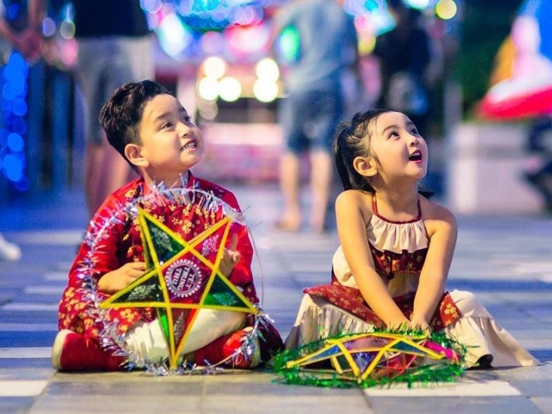 Sau phá cỗ bánh Trung thu, các em nhỏ háo hức rủ nhau rước những chiếc đèn lồng đủ màu sắc, hình dáng, đi quanh xóm làng