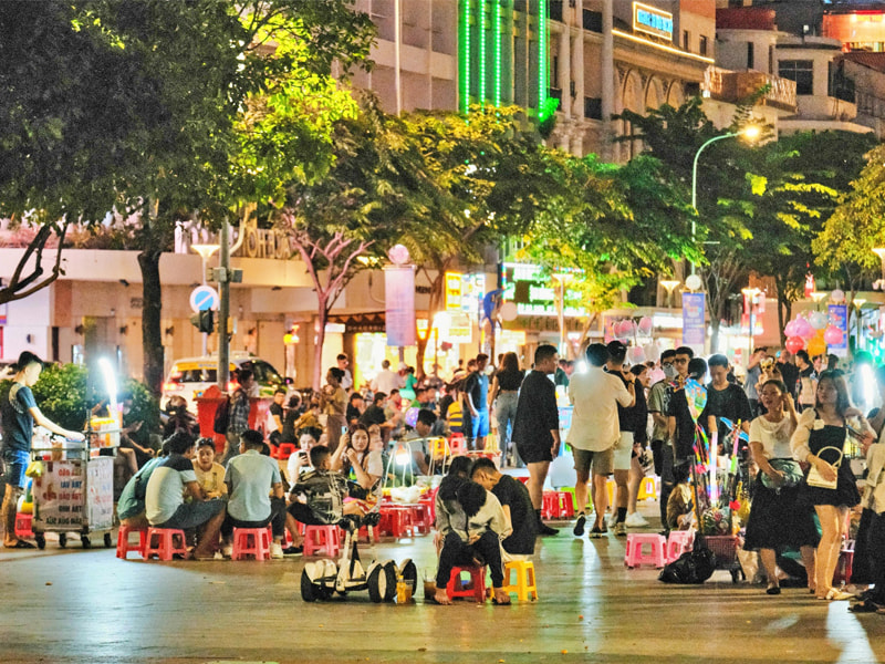 Dọc theo con phố đi bộ Nguyễn Huệ, bạn sẽ tìm thấy nhiều quầy hàng bán các món ăn vặt đặc trưng của Sài Gòn