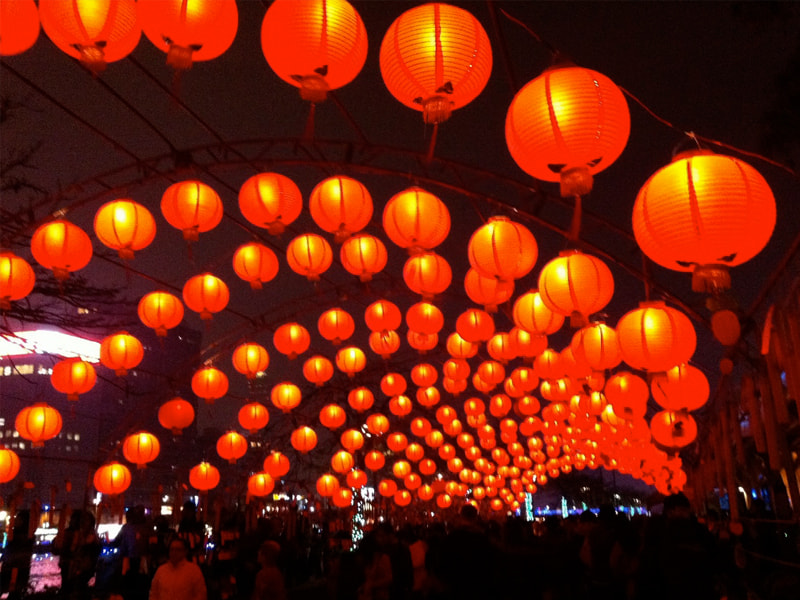 Khu vực quảng trường tại Asia Park được trưng bày với nhiều chiếc đèn lồng siêu to khổng lồ cao đến 2m