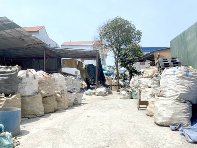 Nhiều cơ sở chuyên thu gom và tái chế các loại phế liệu như nhựa, giấy, kim loại đã được thành lập tại cụm làng Triều Khúc