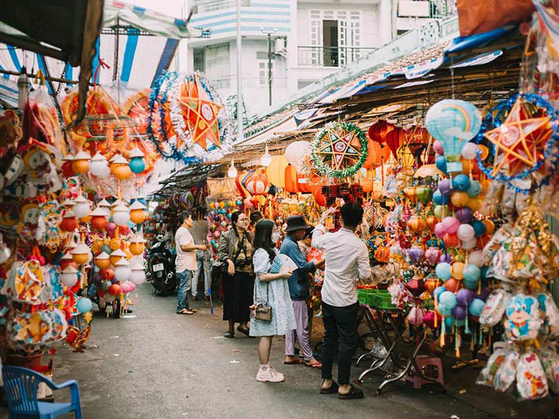 Phố lồng đèn Lương Nhữ Học là một trong những địa điểm đi chơi Trung thu tại Sài Gòn đẹp nhất khi về đêm