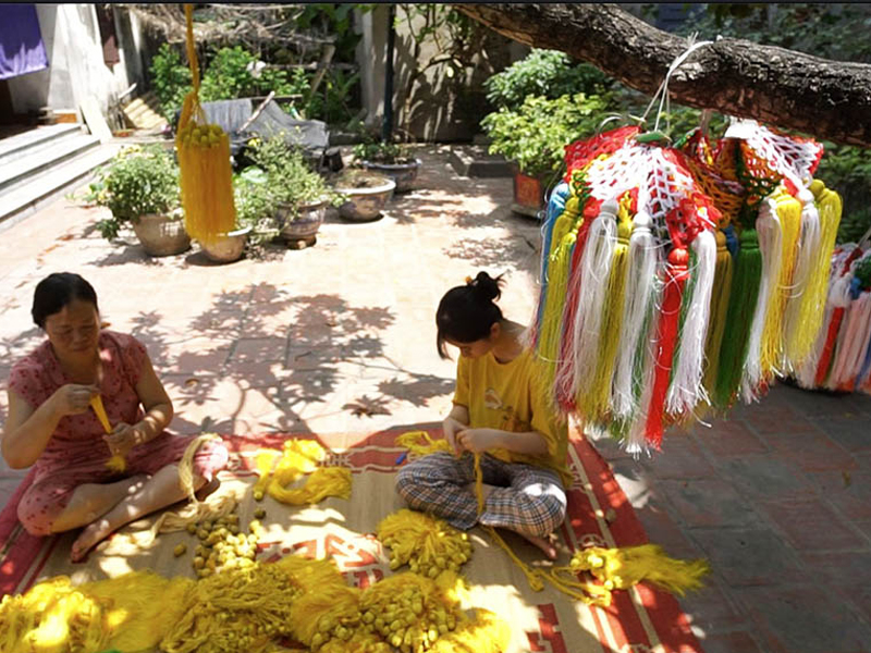 Tạo ra những sợi tơ, cuộn chỉ đủ màu sắc để dệt thành vải làm quai nón và các sản phẩm dệt khác