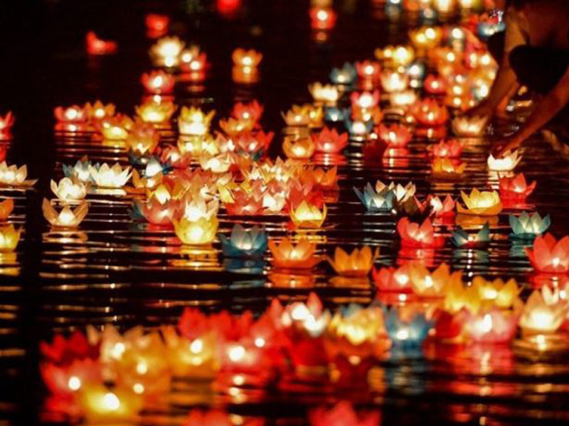 Thả đèn hoa đăng trên sông Hoài là một trải nghiệm không thể bỏ qua khi đến phố cổ Hội An vào đêm Trung thu