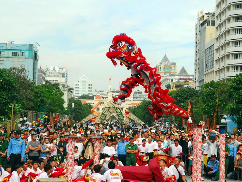 Tiết mục múa lân sư rồng đặc sắc tại phố đi bộ Nguyễn Huệ - địa điểm đi chơi Trung thu ở Sài Gòn náo nhiệt