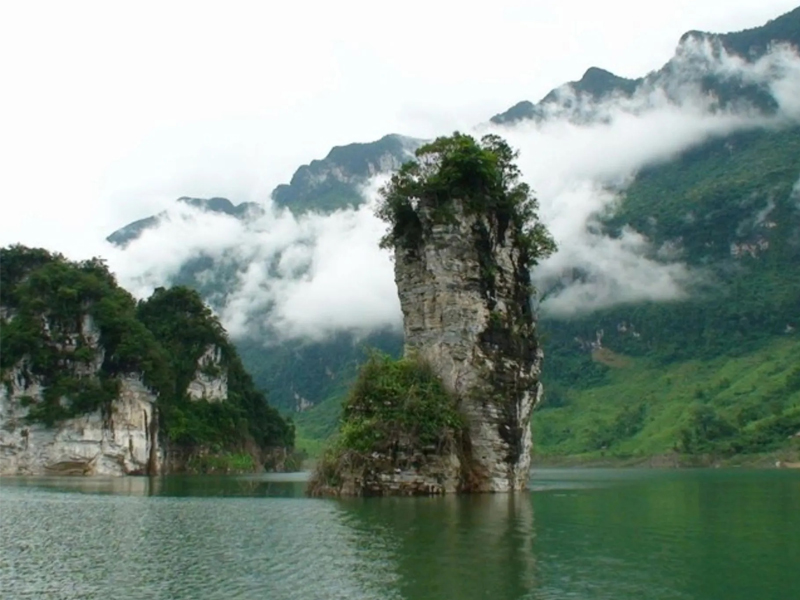 Trên đường tới lễ hội Thành Tuyên, bạn có thể ghé qua Lâm Bình để chiêm ngưỡng cảnh đẹp của núi rừng