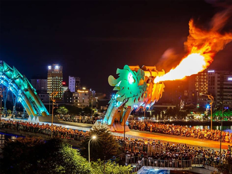 Vào Trung thu, cầu rồng trở nên lung linh và huyền ảo hơn