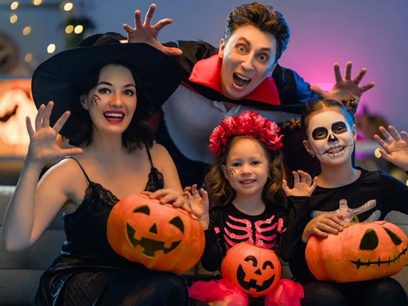 Các bữa tiệc hóa trang là cơ hội để mọi người thể hiện sự sáng tạo và vui vẻ trong dịp Halloween