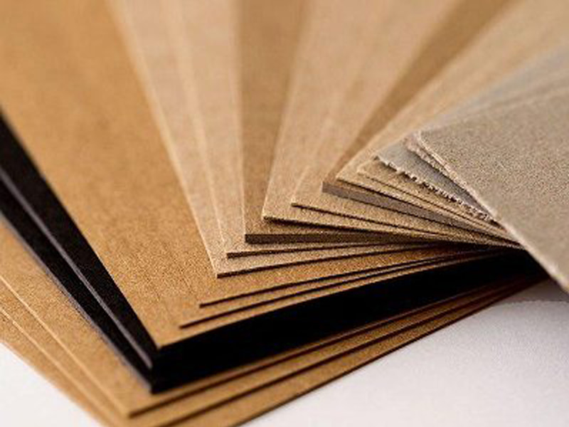 Lớp giấy bồi ngoài là “bộ mặt” của hộp quà tặng, đóng vai trò quyết định trong việc tạo ấn tượng thị giác