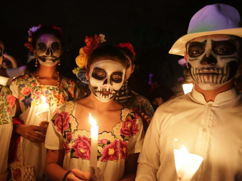 Truyền thống đeo mặt nạ và xin kẹo trong dịp Halloween