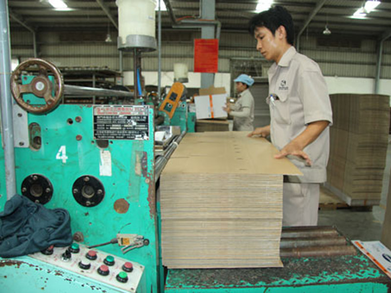 Mẫu in hộp carton màu đen kết hợp kỹ thuật ép kim vàng, bạc, giúp tạo điểm nhấn sang trọng