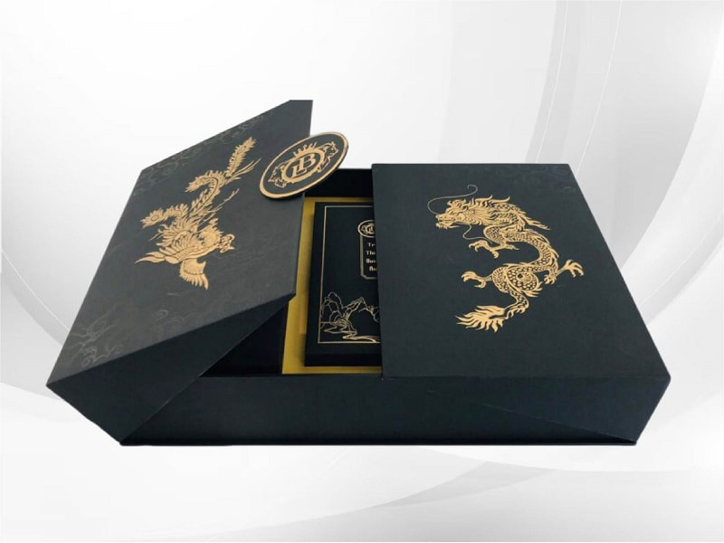 Thiết kế hộp carton màu đen cao cấp nâng tầm giá trị món quà, phù hợp để tặng quà vào các ngày lễ lãng mạn