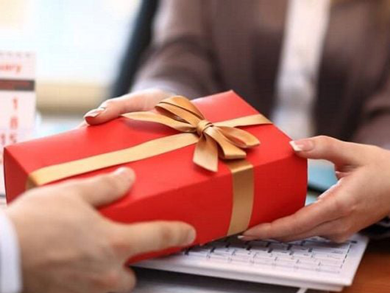 Tặng quà tết cho đối tác giúp phát triển mối quan hệ