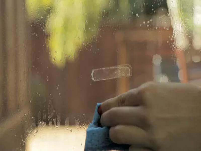 Cách tẩy vết dán băng dính trên bề mặt kính