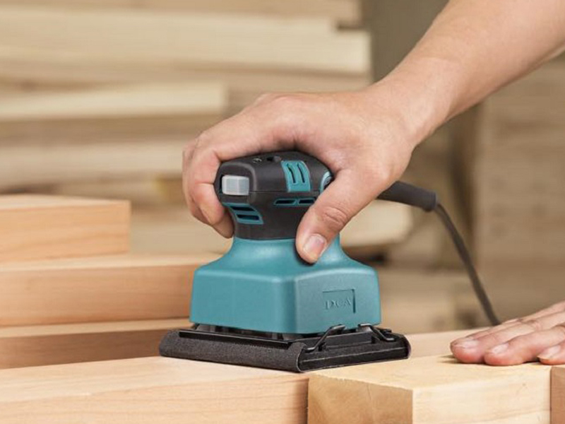 Công đoạn chà giúp các thanh gỗ nhẵn mịn
