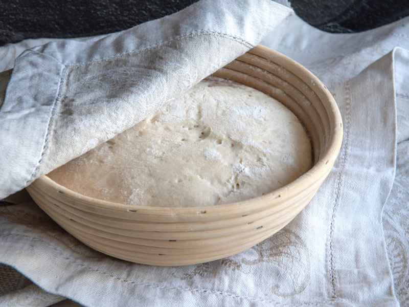 Để bột bánh nghỉ 30 phút đến 1 tiếng trước khi nặn vỏ bánh nướng trung thu