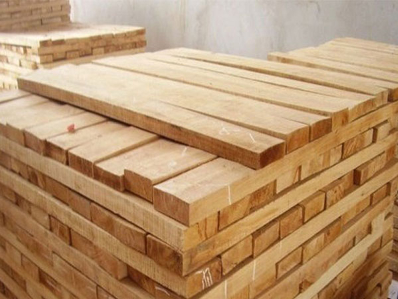Gỗ được xẻ thành các thanh bằng nhau
