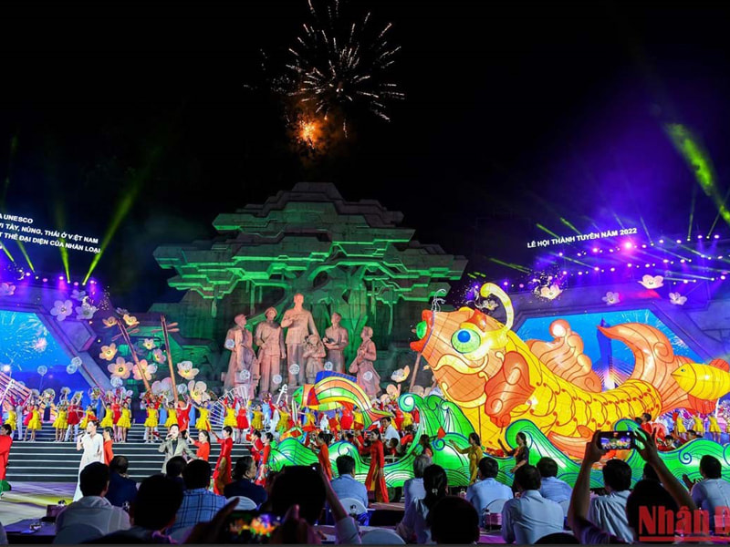 Hành trình ánh sáng: Khám phá 4 lễ hội đèn Trung thu rực rỡ nhất Việt Nam 13 Điểm nhấn của lễ hội Thành Tuyên là những mô hình đèn Trung thu siêu to khổng lồ