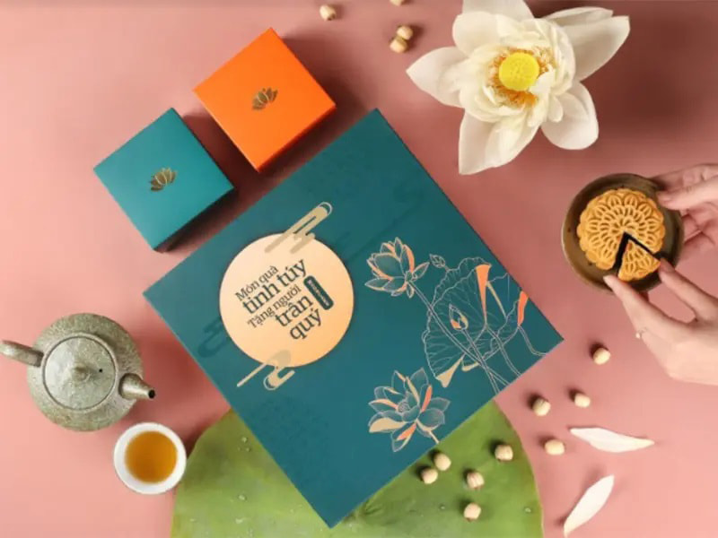 In hộp bánh Trung thu làm quà tặng là cách nhiều doanh nghiệp duy trì mối quan hệ với khách hàng