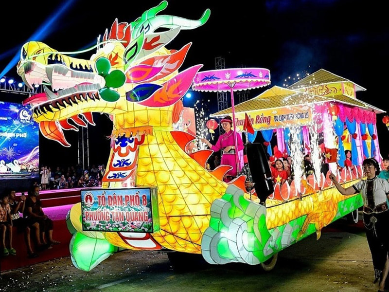 Hành trình ánh sáng: Khám phá 4 lễ hội đèn Trung thu rực rỡ nhất Việt Nam 15 Nhiều chiếc đèn lồng Trung thu được làm dựa trên cảm hứng về lịch sử, về chủ quyền biển đảo quê hương