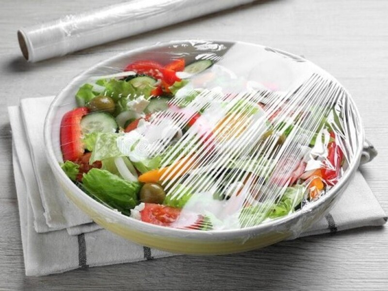 Màng bọc thực phẩm PE và PVC: Loại nào an toàn hơn? 10 Mối nguy từ chất phụ gia hóa dẻo ảnh hưởng đến sức khỏe