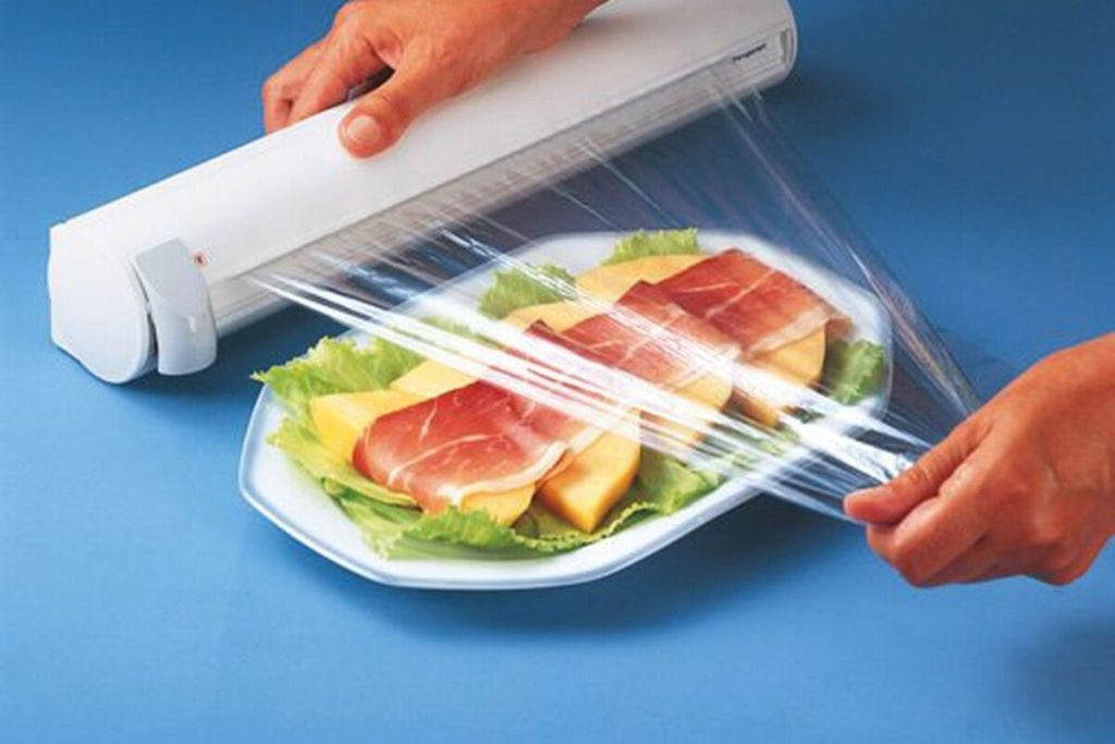 Màng bọc thực phẩm PE và PVC: Loại nào an toàn hơn? 1 màng bọc thực phẩm pe và pvc
